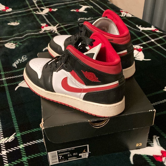 Youth Jordan 1 mid size 7 - Picture 1 of 7